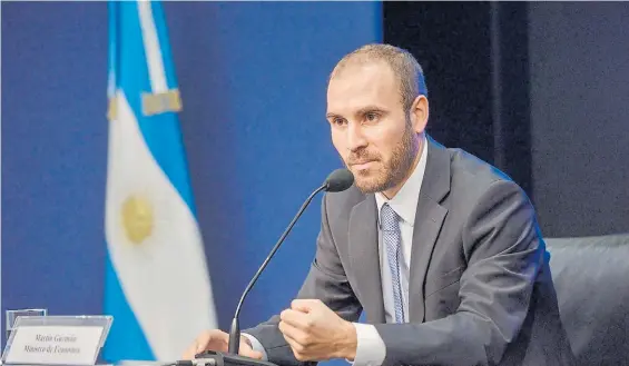  ??  ?? Ahora, a negociar. Martín Guzmán, ministro de Economía, pagó los primeros intereses de la deuda y ahora se apresta a renegociar la deuda.