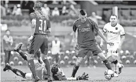  ?? IVÁN LÓPEZ ?? Roberto Alvarado antes de marcar el primer gol celeste.