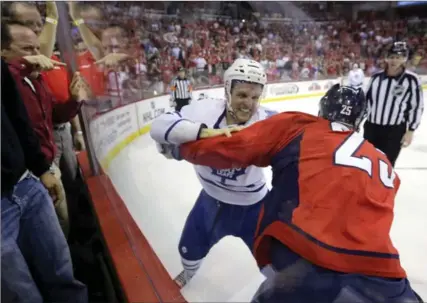  ?? ALEX BRANDON, THE ASSOCIATED PRESS ?? Toronto Maple Leafs centre Jay McClement, left, and Capitals left-winger Jason Chimera fight in the first period Tuesday night in Washington. Leafs lost, 5-1.