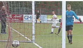  ?? RP-FOTO: NIPKO ?? Der Helpenstei­ner Julian Hahn (weißes Trikot) dreht nach seinem Treffer zum 5:0 ab. Gegen Donnerberg feierte der SV ein wahres Schützenfe­st.