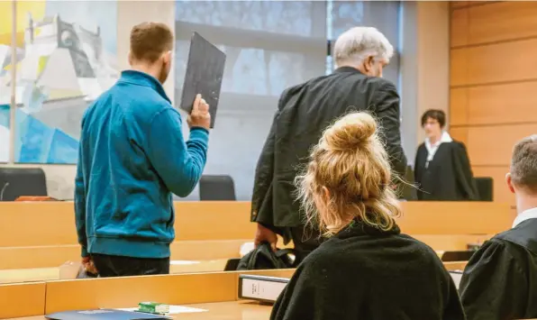  ?? Foto: Thomas Obermeier ?? Keinen Moment lässt Maria B. vor Gericht den Logopäden aus den Augen, der ihren Sohn missbrauch­t hat. Der 38-Jährige muss elf Jahre und vier Monate in Haft.