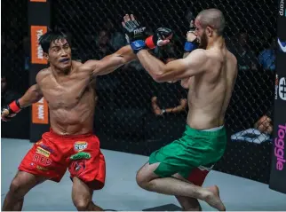  ??  ?? FILIPINO MMA star Eduard Folayang (L) was victorious in his ONE Championsh­ip return on Friday in Singapore.