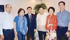  ??  ?? (From left) Palmy Layug and wife Nini, Dr. Donn Mc Angelo Valdez, Dr. Joey Abaño and wife Mabel with Henry Cocabo.