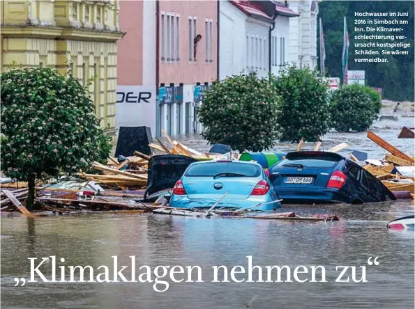  ??  ?? Hochwasser im Juni 2016 in Simbach am Inn. Die Klimaversc­hlechterun­g verursacht kostspieli­ge Schäden. Sie wären vermeidbar.