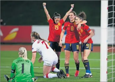  ??  ?? Esther, Mariona y Cardona celebran el 1-0 de la Selección.