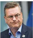  ?? FOTO: ARNOLD/DPA ?? DFB-Präsident Reinhard Grindel steht nach Mesut Özils Kritik massiv unter Druck.