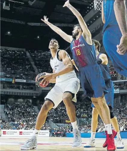  ?? FOTO: ACB PHOTO ?? Walter Tavares y Pierre Oriola, en una acción del primer clásico de la temporada, en Liga, que se saldó con triunfo del Barça