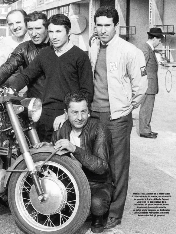  ??  ?? Monza 1967. Autour de la Moto Guzzi V7 des records du monde, on reconnaît de gauche à droite : Alberto Pagani, Lino Tonti (le concepteur de la machine), un pilote inconnu, Guido Mandracci, Ernesto Brambilla, un autre pilote inconnu, un technicien Guzzi, Roberto Patrignani (blouson),
Roberto Dal Toè (à genoux).