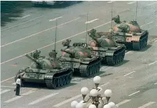  ??  ?? 1989 Il ragazzo davanti ai tank di Piazza Tienanmen (Jeff Widener, Ap)