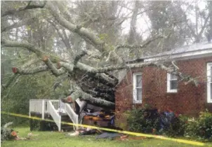  ?? AP ?? Un árbol que cayó sobre una casa en Wilmington mató a una madre y a su bebé, en tanto que el esposo quedó herido ayer, durante el paso del huracán Florence por Carolina del Norte, Estados Unidos.