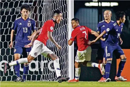  ?? AFP ?? ►SAO PAULO, Brasil. El chileno Érick Pulgar corre a festejar el primer gol de su selección, que anoche venció 4-0 a Japón.