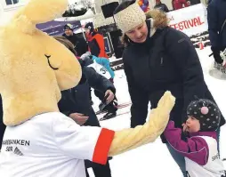  ??  ?? HIGH FIVE: Gulle vandret rundt på området og fikk opp stemningen, Ingeborg Nordmand-Solfjell gledet seg til å gå på ski.