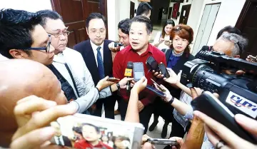  ?? — Photo by Muhammad Rais Sanusi ?? Dr Ting, flanked by Chieng Jen and Yong, speaks to reporters outside the court.