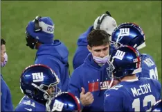  ?? COREY SIPKIN - THE ASSOCIATED PRESS ?? New York Giants quarterbac­k Daniel Jones, center, talks to quarterbac­k Colt McCoy (12) during the first half of an NFL football game against the Cleveland Browns, Sunday, Dec. 20, 2020, in East Rutherford, N.J.