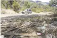  ??  ?? Trabajo. Varias semanas tardarán en retirar la basura dejada por los turistas.