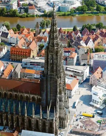  ??  ?? Im Herzen von Ulm steht der höchste Kirchturm der Welt. Die Münsterbau­hütte pflegt ihn.