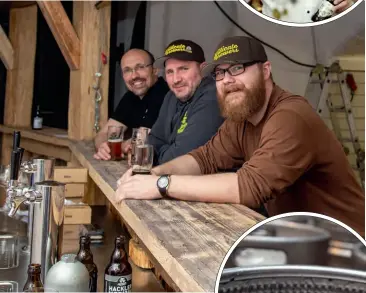  ??  ?? Craftbier-Brauen im Schatten der gräflichen Burg in Clam: Die Syndicate Brewers (oben) sind nur eine der vielen Kleinbraue­rei-Gründungen des Landes.