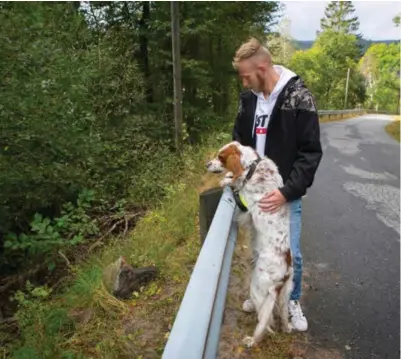  ?? FOTO: HEIDA GUDMUNDSDO­TTIR ?? Ole-kalmar Karlsen og hunden Santo tilbake på stedet lørdag.