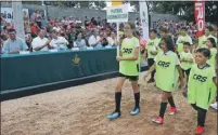  ??  ?? Aspectos del desfile de los equipos participan­tes, ayer en la ceremonia inaugural de la Liga “Álvaro García Aguilar”, que cuenta con 120 equipos