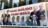  ??  ?? Ein Plakat in Istanbul zeigt die inhaftiert­en „Cumhuriyet“-Mitarbeite­r. Darauf steht: „Ihr seid nicht allein. Wir sind nicht allein.“Foto: dpa/PA