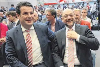  ?? FOTO: DPA ?? Der neue SPD-Generalsek­retär Hubertus Heil (li.) ist überzeugt, dass sein Kanzlerkan­didat Martin Schulz mit „besseren Rezepten und größerer Leidenscha­ft“als Kanzlerin Merkel bei den Wählern punkten wird.