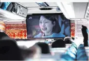  ??  ?? So schlimm ist es dann auch nicht im Bus: Die traurige Dame spielt nur eine Szene in einer Soap Opera