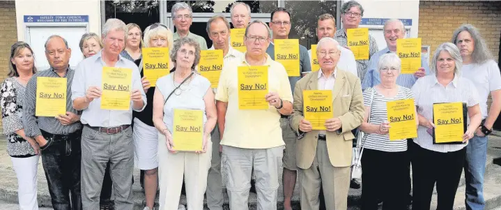  ?? JAKE DARLING
AN144334 ?? Members of the Yateley Urnfield Residents’ Action Group demonstrat­ed at a public meeting to outline developmen­t proposals which was held at Yateley Town Council.