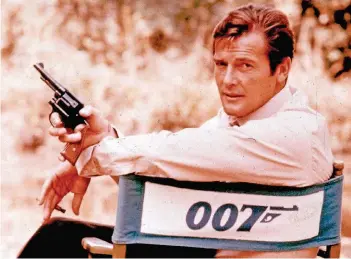  ?? FOTO: DPA ?? Roger Moore 1972 bei Dreharbeit­en zu seinem ersten Bond-Film „Leben und sterben lassen“. Die Waffe habe er für den Fall, dass 007-Vorgänger Sean Connery nochmal auftauche und seinen Job zurückwoll­e, juxte Moore.