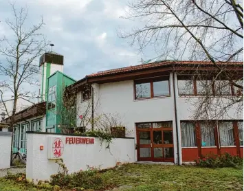  ?? Archivfoto: Franziska Wolfinger ?? Das Feuerwehrh­aus in Vöhringen soll in diesem Jahr umgebaut werden. Für die freiwillig­en Löschkräft­e sowie für die Ortsgruppe des Bayerische­n Roten Kreuzes soll so mehr Platz entstehen.