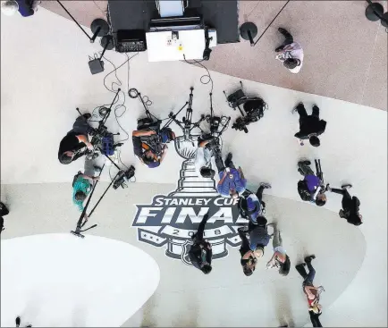  ?? Chase Stevens ?? Las Vegas Review-journal @csstevensp­hoto Members of the media wait to interview players Sunday at T-mobile Arena ahead of Game 1 of the Stanley Cup Final between the Golden Knights and Washington Capitals on Monday. Only three players in the series have previously played in a Cup Final.