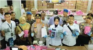  ?? ARISKI PRASETYOHA­DI/JAWA POS ?? BARANG BUKTI: Kompol Sumardji bersama petugas Puskesmas Kota Sidoarjo dan anggota polresta menunjukka­n masker sitaan dari Tiongkok kemarin. Masker itu dinyatakan tidak legal.