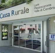  ??  ?? La sede
Un’immagine della filiale di Lavis della Cassa Rurale di Lavis Mezzocoron­a valle di Cembra