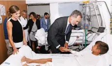  ?? FOTO: RTR ?? Zuvor besuchten König Felipe und Ehefrau Letizia Opfer im Krankenhau­s.