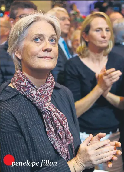  ?? FRANCOIS MORI / AP ?? Penelope Fillon, en un acto político en París poco después de que estallara el escándalo por su empleo ficticio como asesora. Abajo, Fillon, en un gesto de apoyo a su esposa
penelope fillon