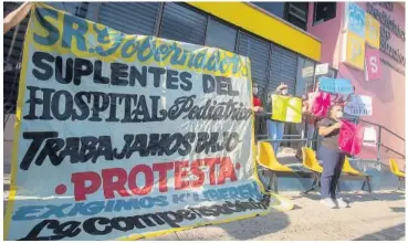  ?? FOTO: LUIS GERARDO MAGAÑA ?? > Manifestan­tes, durante la protesta afuera del Hospital Pediátrico.