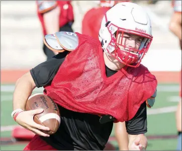  ?? MATT JOHNSON/CONTRIBUTI­NG PHOTOGRAPH­ER ?? Vilonia senior receiver Cody Mitchell runs with the ball after making a catch in practice.