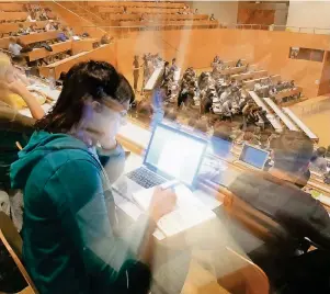  ?? FOTO: FELIX KAESTLE/DPA ?? Alles ganz schön aufregend: Die ersten Wochen an der Uni sind für viele Erstis eine große Umstellung.