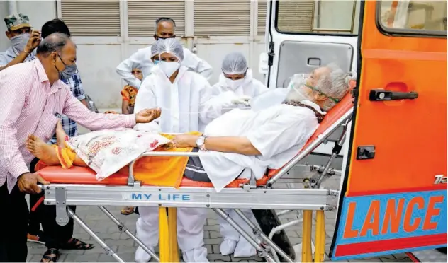  ?? Reuters ?? ↑
A patient, wearing an oxygen mask, is wheeled into a COVID-19 hospital in Ahmedabad, Gujarat, on Monday.