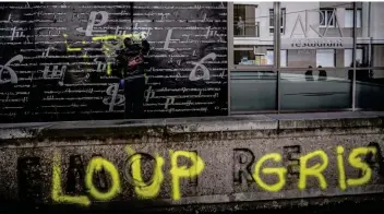  ??  ?? Expédition­s.
Fin 2020, des pro-Turcs manifesten­t à Vienne (près de Lyon) puis vandalisen­t le mémorial du génocide arménien de Décines.