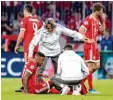  ?? Foto: Sven Hoppe, dpa ?? Hier siehst du den verletzten Jérôme Boateng auf dem Spielfeld sitzen. Er kann am Dienstag nicht gegen Real Ma drid antreten. Dennoch wollen die Spie ler des FC Bayern München um den Sieg kämpfen.