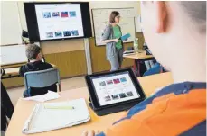  ?? FOTO: DPA ?? Noch im Jahr 2019 sollen Schulen Geld vom Bund bekommen, um ihre digitale Ausrüstung zu verbessern.