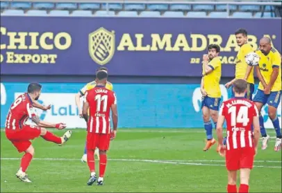  ??  ?? Luis Suárez consigue de falta directa el gol con el que el Atlético se adelantó en Cádiz.
