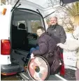  ?? Foto: Gerlinde Weidt ?? Rollstuhlf­ahrer Thomas Libor mit seiner Assistenti­n Amanda Spremann und Ingo Schmidt vom Verein „Bei Anruf Auto“.