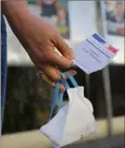  ?? (Photo Éric Ottino) ?? Les électeurs comme les membres des bureaux de vote devront être masqués.