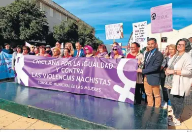  ?? R. C. ?? Manifestac­ión feminista ayer por las calles del centro de Chiclana.