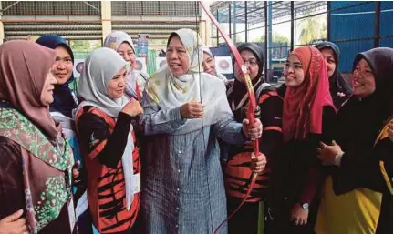 ?? (Foto BERNAMA) ?? Zuraida beramah mesra dengan peserta ketika hadir acara memanah Sukan Pihak Berkuasa Tempatan (PBT) Negeri Pahang di Pekan, semalam.