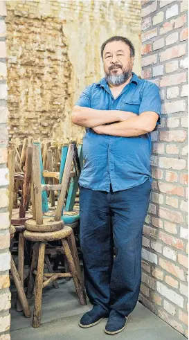  ?? Foto: Kappeler/APA ?? Ai Weiwei, bekannt vor allem als Schöpfer monumental­er Plastiken, hat in seinem Berliner Atelier Zuflucht gefunden. Eher zufällig stieß er auf der griechisch­en Insel Lesbos auf die in Europa landenden Flüchtling­e. Zeit, das Elend weltweiter Migration...