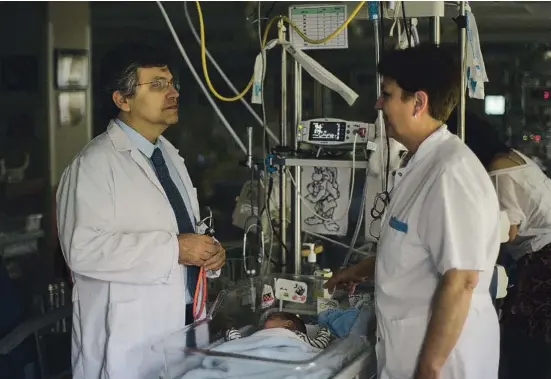  ?? Quirón ?? El Dr. Abella es cirujano cardíaco especialis­ta en cardiopatí­as congénitas y director del Centro Internacio­nal Cor All, en el Hospital Universita­ri Dexeus