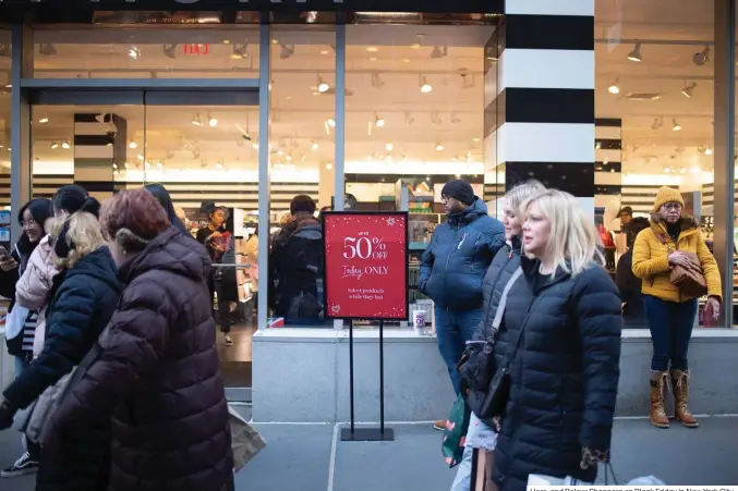  ??  ?? Here and Below: Shoppers on Black Friday in New York City.