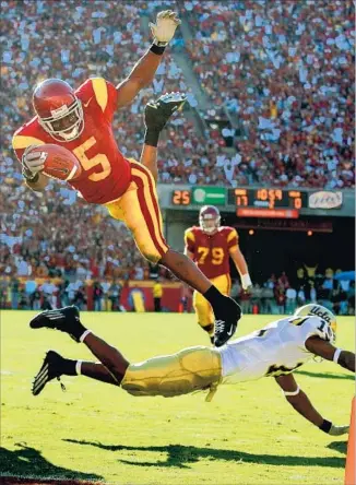  ?? Wally Skalij Los Angeles Times ?? SOME CURRENT USC PLAYERS say watching the spectacula­r play of Reggie Bush (5) when they were kids drew them to the school. But today’s high school players might not remember him.